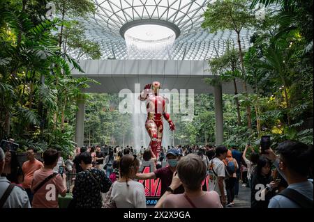 16.07.2023, Singapur, , Singapur - Besucher und Flugreisende im Indoor Garden des Shiseido Forest Valley mit dem Rain Vortex Indoor Wasserfall i Stockfoto