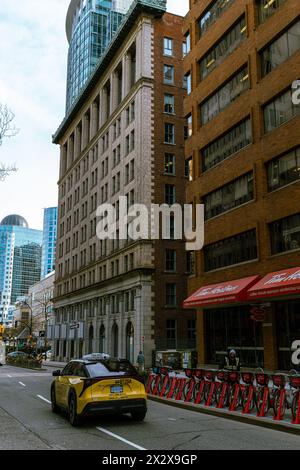 Vancouver, Kanada - 27. Februar 2024: Ein Foto von zwei Backsteingebäuden in der Hornby Street, eines klassischer und das andere zeitgenössischer. Stockfoto