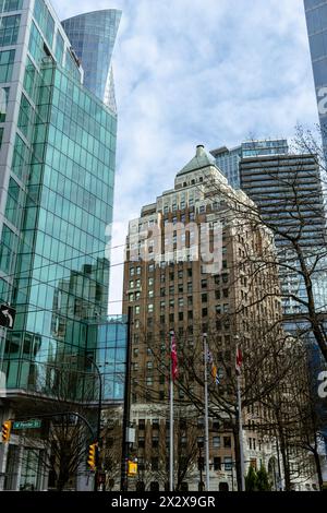 Vancouver, Kanada - 27. Februar 2024: Ein Foto des denkmalgeschützten Art-Deco-Marine-Gebäudes an der Kreuzung von Burrard und Hastings Street Stockfoto