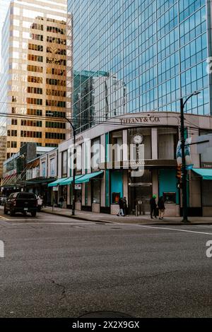 Vancouver, Kanada - 27. Februar 2024: Ein Foto des Tiffany-Geschäfts an der Kreuzung von Burrard und Alberni Street mit seiner charakteristischen Uhr und Farben Stockfoto