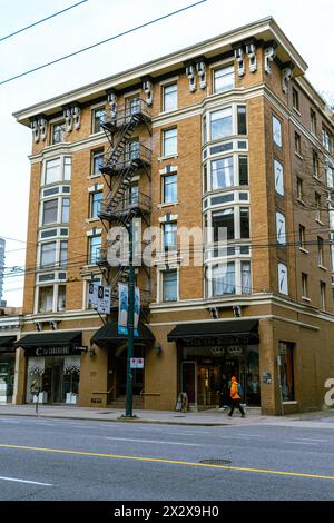 Vancouver, Kanada - 27. Februar 2024: Ein Foto des historischen Backsteingebäudes an der Burrard Street 777 auf der gegenüberliegenden Straßenseite Stockfoto