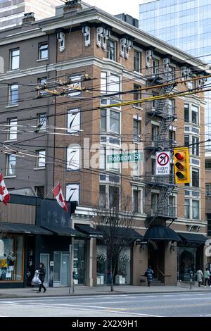 Vancouver, Kanada - 27. Februar 2024: Ein Foto des historischen Backsteingebäudes an der Burrard Street 777 von der Kreuzung mit der Robson Street Stockfoto