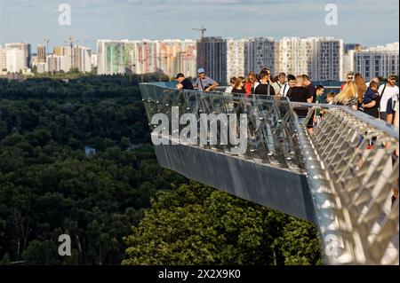 28.07.2023, Kiew, Kiew, Ukraine - Klitschko Glasbrücke-Fußgängerbrücke-Fahrradbrücke. Am 25. Mai 2019 wurde die Glasbrücke vom ukrainischen Architekten entworfen Stockfoto