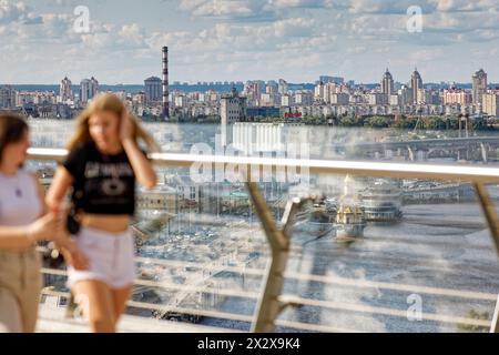 28.07.2023, Kiew, Kiew, Ukraine - Klitschko Glasbrücke-Fußgängerbrücke-Fahrradbrücke. Am 25. Mai 2019 wurde die Glasbrücke vom ukrainischen Architekten entworfen Stockfoto