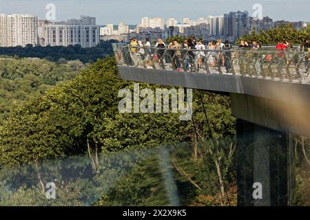 28.07.2023, Kiew, Kiew, Ukraine - Klitschko Glasbrücke-Fußgängerbrücke-Fahrradbrücke. Am 25. Mai 2019 wurde die Glasbrücke vom ukrainischen Architekten entworfen Stockfoto