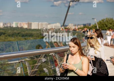 28.07.2023, Kiew, Kiew, Ukraine - Klitschko Glasbrücke-Fußgängerbrücke-Fahrradbrücke. Am 25. Mai 2019 wurde die Glasbrücke vom ukrainischen Architekten entworfen Stockfoto