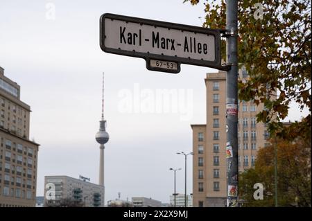 22.11.2023, Berlin, , Deutschland - Europa - Straßenschild entlang der Karl-Marx-Allee (ehemals Stalinallee) in der Nähe des Strausberger Platzes im ehemaligen Ostberliner Stadtteil Stockfoto