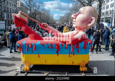 17.03.2024, Berlin, Deutschland - Europa - Tausende von Menschen (darunter viele im Exil lebende Russen) protestieren vor der russischen Botschaft unter den Lin Stockfoto