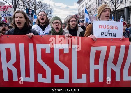 17.03.2024, Berlin, Deutschland - Europa - Tausende von Menschen (darunter viele Russen im Exil) protestieren gegen den russischen Präsidenten Putin und den Krieg von Stockfoto
