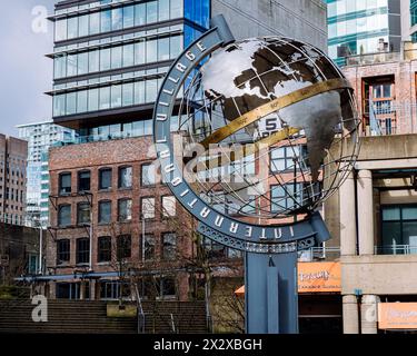 Vancouver, Kanada - 5. März 2024: Ein Blick auf den International Village Globe mit Gebäuden gemischter Stile und Alter im Hintergrund Stockfoto