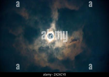 Totale Sonnenfinsternis durch die Wolken gesehen Hamilton, Ontario, Kanada, 8. April 2024 Stockfoto