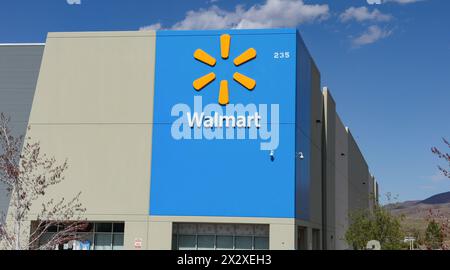 Sparks, Usa. April 2024. Das Walmart-Logo ist in einem Walmart-Versandzentrum zu sehen. Das Walmart Versandzentrum hilft Verkäufern bei der Lagerung, Verwaltung und dem Versand ihrer Produkte. Walmart Versandzentren ähneln Amazon Versand durch Amazon, um wettbewerbsfähig zu bleiben. Quelle: SOPA Images Limited/Alamy Live News Stockfoto