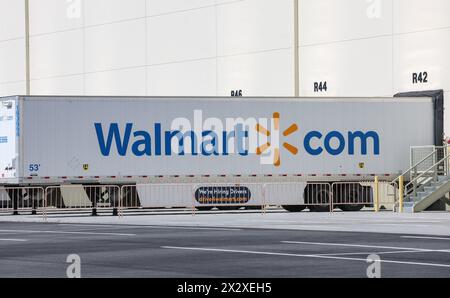 Sparks, Usa. April 2024. Ein Walmart-Logo befindet sich auf der Seite des Anhängers außerhalb eines Walmart-Versandzentrums. Das Walmart Versandzentrum hilft Verkäufern bei der Lagerung, Verwaltung und dem Versand ihrer Produkte. Walmart Versandzentren ähneln Amazon Versand durch Amazon, um wettbewerbsfähig zu bleiben. Quelle: SOPA Images Limited/Alamy Live News Stockfoto