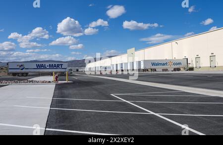Sparks, Usa. April 2024. Walmart-Logos sind auf Anhängern außerhalb eines Walmart-Versandzentrums zu sehen. Das Walmart Versandzentrum hilft Verkäufern bei der Lagerung, Verwaltung und dem Versand ihrer Produkte. Walmart Versandzentren ähneln Amazon Versand durch Amazon, um wettbewerbsfähig zu bleiben. (Foto: Gabe Ginsberg/SOPA Images/SIPA USA) Credit: SIPA USA/Alamy Live News Stockfoto