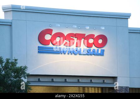 Las Vegas, Nevada, USA. Juni 2022. Ein Logo der Costco Wholesale Corporation befindet sich auf der Außenseite des Lagers. Costco Wholesale Corporation, ein Einzelhandelsgeschäft mit Sitz in einer Mitgliedschaft, ist mit 828 Lagern weltweit der fünftgrößte Einzelhändler der Welt. Mit 572 Lagerhäusern in den USA. (Credit Image: © Gabe Ginsberg/SOPA Images via ZUMA Press Wire) NUR REDAKTIONELLE VERWENDUNG! Nicht für kommerzielle ZWECKE! Stockfoto