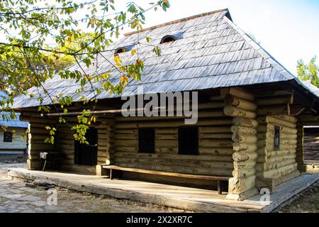 Altes traditionelles Haus im Dimitrie Gusti Village Museum, einem Freilichtmuseum in Bukarest, Rumänien Stockfoto