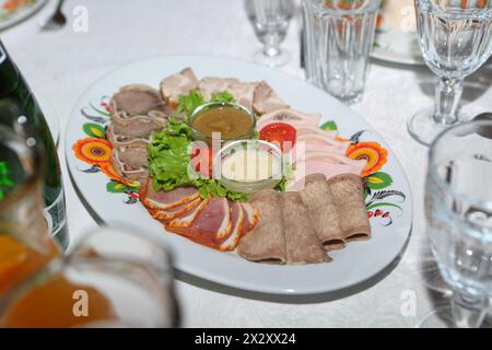 Wurst und Schinken mit weißer Sauce Stockfoto