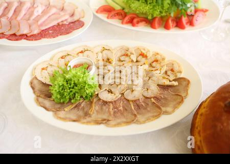 Wurst und Schinken mit weißer Sauce Stockfoto