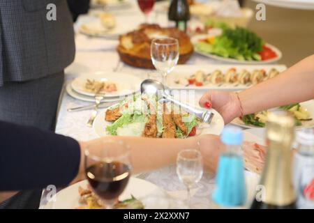Cäsar-Salat mit Huhn auf weißem Hintergrund Stockfoto