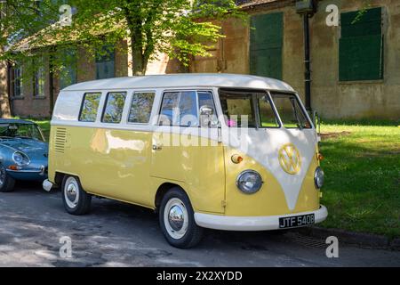 1964 VW Campervan im Bicester Heritage Centre Scramble-Event am sonntag. Bicester, Oxfordshire, England. Stockfoto