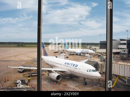 Houston, USA 14 04 21, zwei United Airlines-Flugzeuge parkten mit der Bordbrücke am Houston International Airport Stockfoto