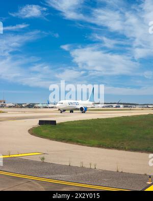 Houston, USA 14 04 21, United Airlines Flugzeug auf der Landebahn, kurz vor dem Start am Houston International Airport Stockfoto