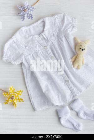 Babykleid für kleines, gestricktes Spielzeug und Accessoires. Flache Lagen Stockfoto