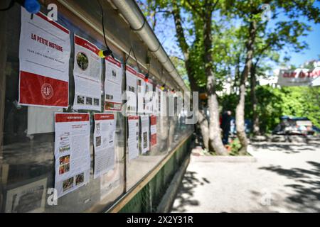 Dieses Foto zeigt Ankündigungen im Lepic Abesses Petanque Club (Clap) in Paris, Frankreich am 23. April 2024. Petanque ist ein Spiel ähnlich wie Bowls, das den Franzosen genauso teuer ist wie den Engländern Dorfkricket. Während der Belle epoque war Montmartre das künstlerische Herz von Paris, Heimat von Pablo Picasso, Claude Monet und Pierre-Auguste Renoir, die von ihren günstigen Mieten und ihrem böhmischen Nachtleben angezogen wurden. Heute ist das malerische Viertel, das eine der Schauplätze des Films Amelie aus dem Jahr 2001 war, ein Magnet für Touristen. Die Immobilienpreise sind in die Höhe gestiegen und die wohlhabenden Bewohner schließen jetzt Celebri ein Stockfoto