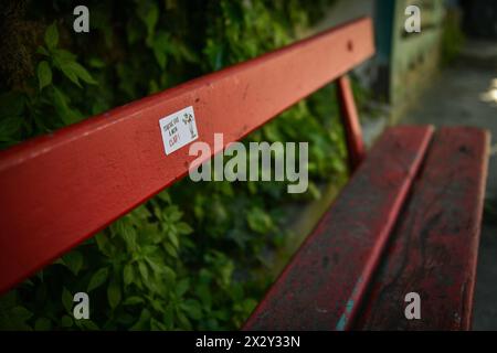 Dieses Foto zeigt einen Aufkleber mit der Aufschrift „Don’t touch my Clap“ im Lepic Abesses Petanque Club (Clap) in Paris, Frankreich am 23. April 2024. Petanque ist ein Spiel ähnlich wie Bowls, das den Franzosen genauso teuer ist wie den Engländern Dorfkricket. Während der Belle epoque war Montmartre das künstlerische Herz von Paris, Heimat von Pablo Picasso, Claude Monet und Pierre-Auguste Renoir, die von ihren günstigen Mieten und ihrem böhmischen Nachtleben angezogen wurden. Heute ist das malerische Viertel, das eine der Schauplätze des Films Amelie aus dem Jahr 2001 war, ein Magnet für Touristen. Die Immobilienpreise sind in die Höhe gestiegen, und es ist gut gelaunt Stockfoto