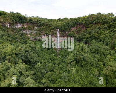 Luftbild des Wasserfalls Cachoeira do Socorro natürlicher Touristenort in Kassilandia Stockfoto