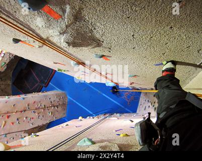 Blickwinkel von einem Kletterer auf eine Kletterwand mit Seil und Sicherung unten in einem Kletterhalle in Coquitlam, British Columbia. Stockfoto
