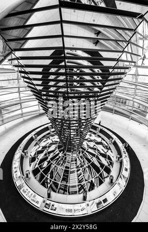 Innenansicht der Reichstagsglaskuppel in Berlin mit spiegelnder Mittelsäule und Stahlgerüst. Schwarzweißbild. Stockfoto