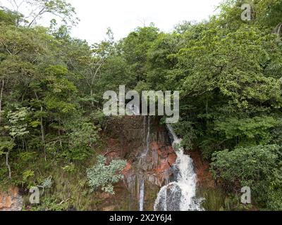 Luftbild des Wasserfalls Cachoeira do Socorro natürlicher Touristenort in Kassilandia Stockfoto