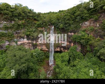 Luftbild des Wasserfalls Cachoeira do Socorro natürlicher Touristenort in Kassilandia Stockfoto