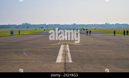 An einem klaren Nachmittag spazieren und entspannen Sie sich auf der ehemaligen Landebahn des Flughafens Berlins Tempelhof. Berlin, Deutschland Stockfoto