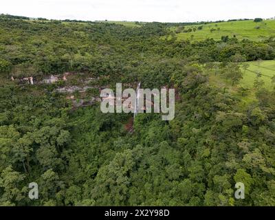 Luftbild des Wasserfalls Cachoeira do Socorro natürlicher Touristenort in Kassilandia Stockfoto