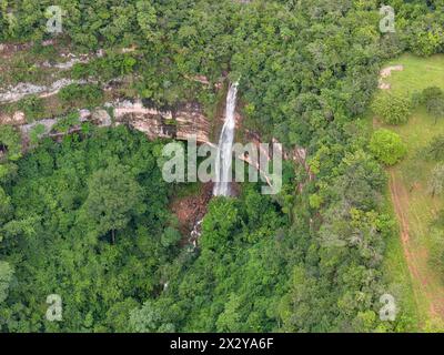 Luftbild des Wasserfalls Cachoeira do Socorro natürlicher Touristenort in Kassilandia Stockfoto