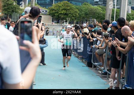 13. April 2024. T100 Triathlon weibliche Elite-Athletikerin im Übergang vom Schwimmen und Laufen zum nächsten Transitpunkt. Singapur Stockfoto