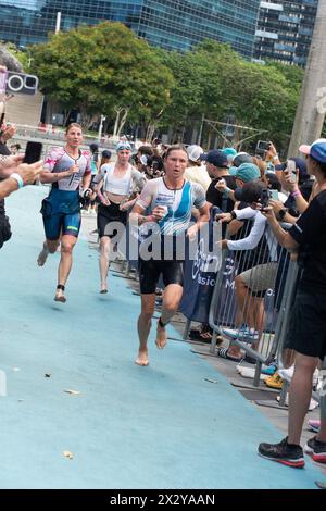 13. April 2024. T100 Triathlon weibliche Elite-Athletikerin im Übergang vom Schwimmen und Laufen zum nächsten Transitpunkt. Singapur Stockfoto