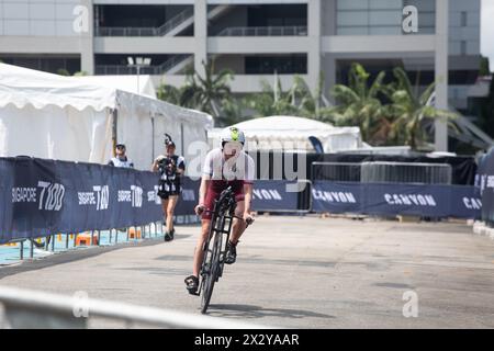 13. April 2024. T100-Triathlon-Event mit weiblicher Athletik auf ihrem sportlichen Rennrad für die nächsten 80 km langen Fahrt bei diesem heißen Wetter. Singapur Stockfoto