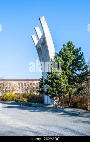 Blick auf die Luftbrücke am Flughafen Berlin Tempelhof mit klarem Himmel. Berlin, Deutschland Stockfoto