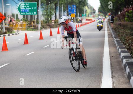 13. April 2024. T100 Triathlon-Event der weiblichen Leichtathletik auf ihrem Profi-Rennrad. Singapur Stockfoto