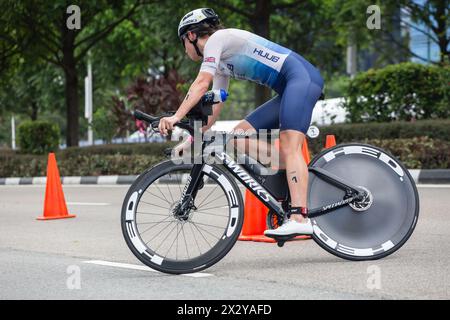 13. April 2024. T100 Triathlon-Event der weiblichen Leichtathletik auf ihrem sportlichen Rennrad. Singapur Stockfoto