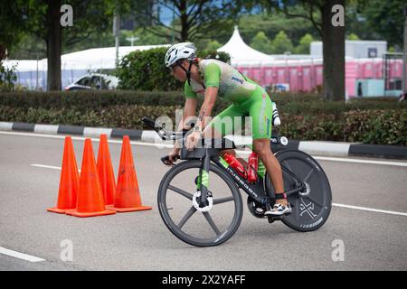 13. April 2024. T100 Triathlon-Event der weiblichen Athletik auf ihrem sportlichen Rennrad. Singapur Stockfoto