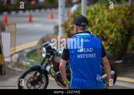 13. April 2024. T100 Triathlon Event Head Schiedsrichter im Freien. Singapur Stockfoto