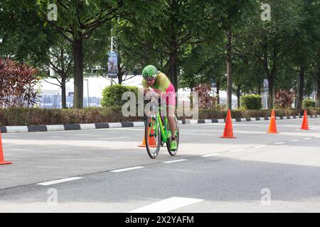 13. April 2024. T100 Triathlon-Event der weiblichen Leichtathletik auf ihrem sportlichen Rennrad 80 km in der Distanz. Singapur Stockfoto