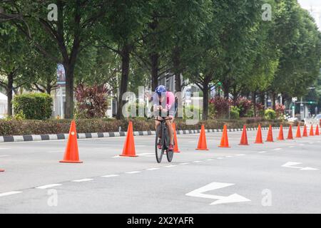 13. April 2024. T100 Triathlon-Event der weiblichen Athletik auf ihrem sportlichen Rennrad, 80 km auf der Straße. Singapur. Stockfoto