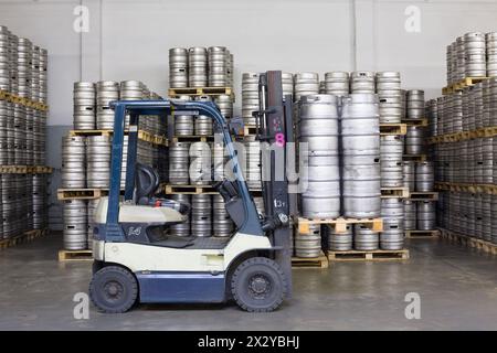 MOSKAU – 16. Oktober: Gabelstapler mit Bierfässern in der Brauerei Ochakovo am 16. Oktober 2012 in Moskau, Russland. Ochakovo ist das größte russische Unternehmen Bier und Stockfoto
