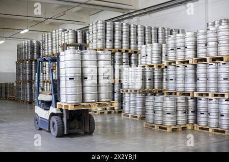 MOSKAU – 16. Oktober 2012: Autoloader lädt Bierfässer in der Brauerei Ochakovo in Moskau, Russland. Ochakovo ist die größte russische Firmenbiene Stockfoto