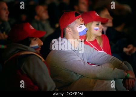 MOSKAU – 8. JUN: Russische Fans mit den Symbolen auf dem Gesicht versammelten sich in Fanzone im All-Russian Exhibition Center, um die Nationalmannschaft bei der UEFA EURO 2 zu unterstützen Stockfoto